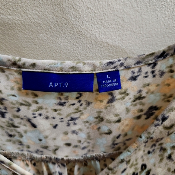 Apt. 9 Sleeveless V Neck Blouse Shell Camo Large - Picture 3 of 6